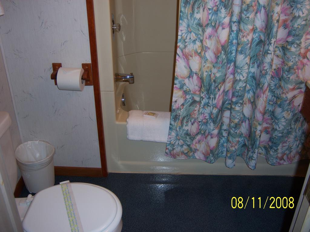 Travelers Inn Motel Eagle River Oda fotoğraf
